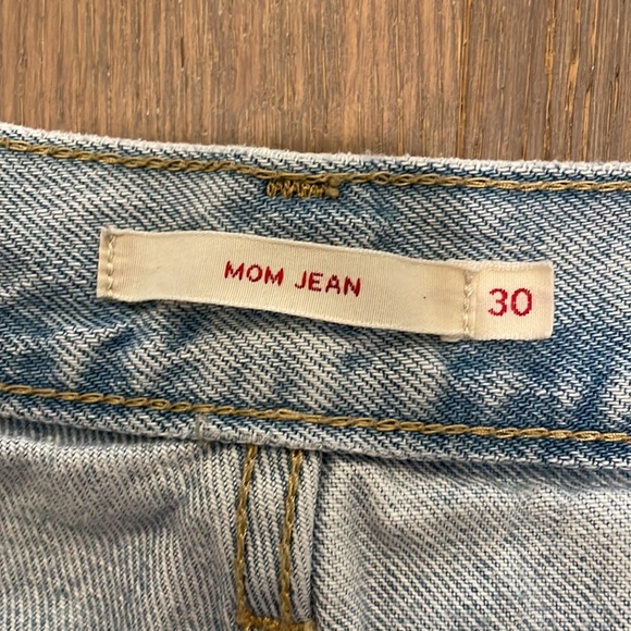 Authentic Levi’s mom jean, light wash, size 30 - Picture 3 of 3